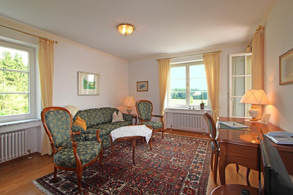 Gaestehaus Schloss * Kronburg